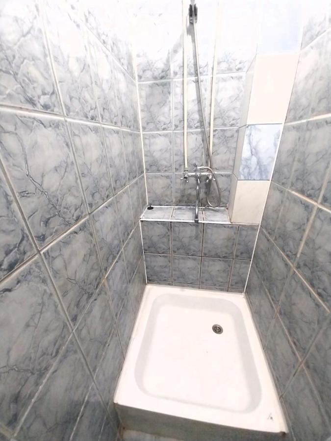1 ком на олены степанивны ,парковка
