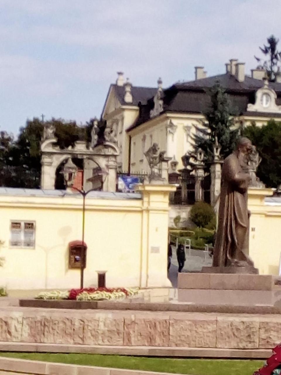 1 ком на олены степанивны ,парковка
