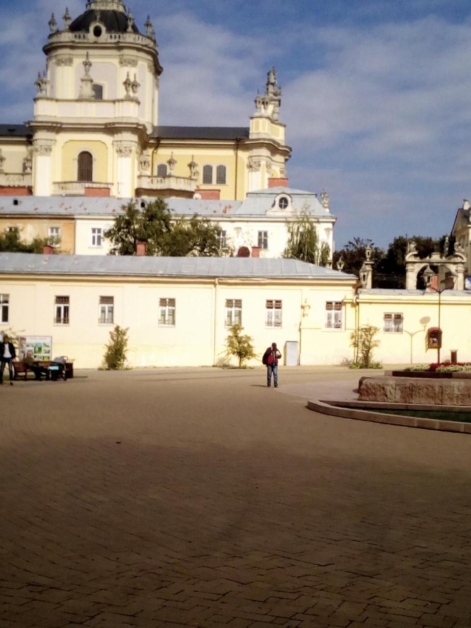 1 ком на олены степанивны ,парковка *